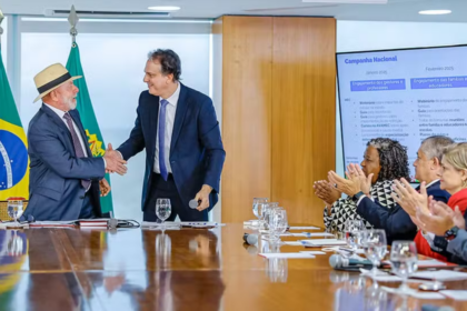 Lula sanciona projeto que proíbe uso de celulares nas escolas: entenda a medida