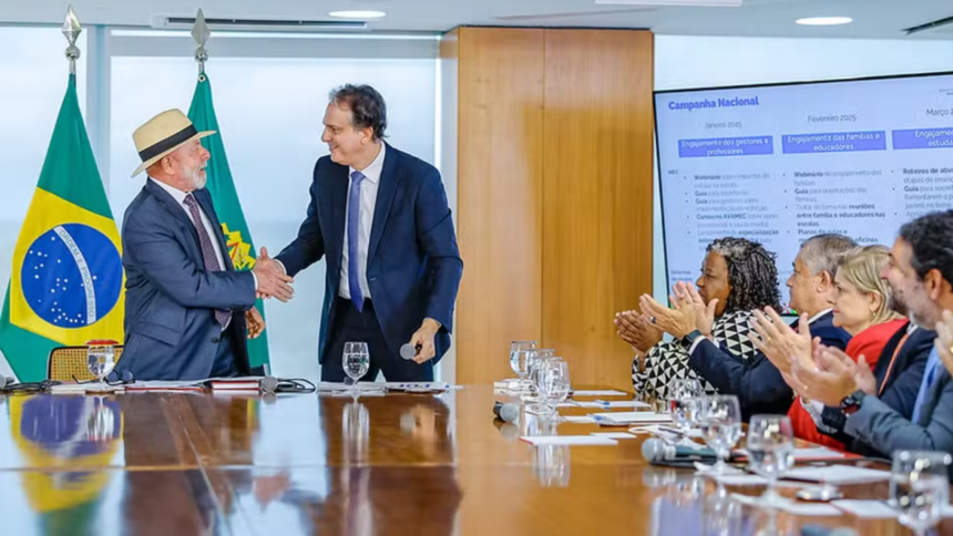 Lula sanciona projeto que proíbe uso de celulares nas escolas: entenda a medida Lula sanciona projeto que proíbe uso de celulares nas escolas: entenda a medida