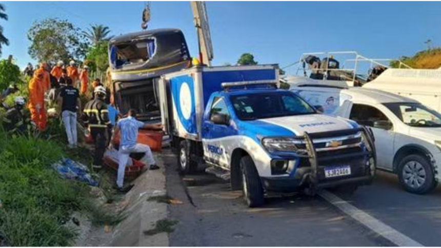 Ônibus tomba na Bahia e deixa nove feridos em Feira de Santana Ônibus tomba na Bahia e deixa nove feridos em Feira de Santana