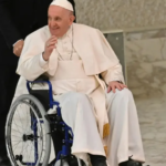 Papa Francisco Sofre Queda e Machuca o Braço Direito, Informa Vaticano Papa Francisco Sofre Queda e Machuca o Braço Direito, Informa Vaticano