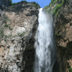 Turistas Feridos em Cachoeira na China Após Coluna de Gelo Quebrar: Detalhes e Cuidados ao Visitar Áreas Geladas