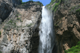 Turistas Feridos em Cachoeira na China Após Coluna de Gelo Quebrar: Detalhes e Cuidados ao Visitar Áreas Geladas Turistas Feridos em Cachoeira na China Após Coluna de Gelo Quebrar: Detalhes e Cuidados ao Visitar Áreas Geladas