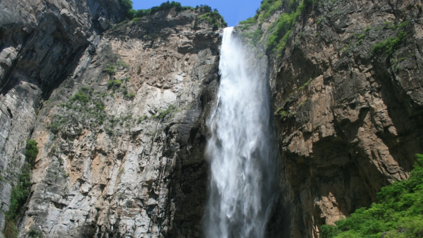 Turistas Feridos em Cachoeira na China Após Coluna de Gelo Quebrar: Detalhes e Cuidados ao Visitar Áreas Geladas Turistas Feridos em Cachoeira na China Após Coluna de Gelo Quebrar: Detalhes e Cuidados ao Visitar Áreas Geladas