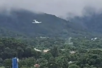 Vídeo mostra novo ângulo do pouso de avião antes de explosão em Ubatuba Vídeo mostra novo ângulo do pouso de avião antes de explosão em Ubatuba