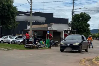 Acidente de trânsito entre carro e moto no Bairro Carrilho deixa uma pessoa ferida