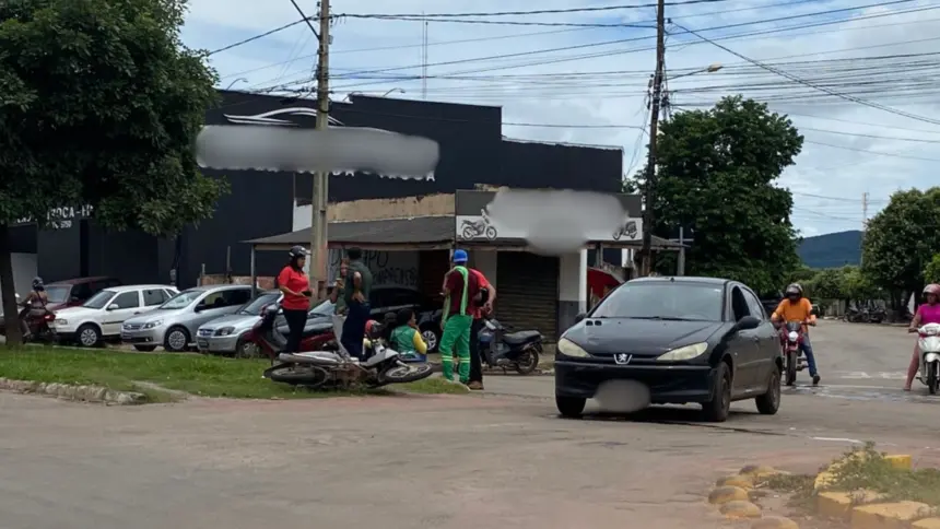 Acidente de trânsito entre carro e moto no Bairro Carrilho deixa uma pessoa ferida