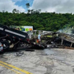 Acidente em MG: seis das 41 vítimas da batida entre ônibus e carreta ainda não foram identificadas