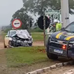 Veículo que transportava pacientes colide com carreta e deixa 3 mortos na BR-153 Veículo que transportava pacientes colide com carreta e deixa 3 mortos na BR-153