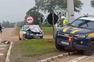 Veículo que transportava pacientes colide com carreta e deixa 3 mortos na BR-153 Veículo que transportava pacientes colide com carreta e deixa 3 mortos na BR-153