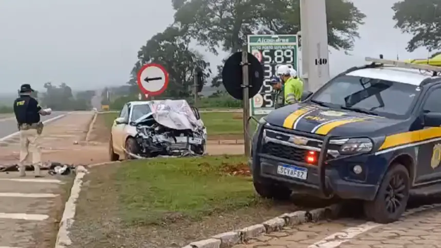 Veículo que transportava pacientes colide com carreta e deixa 3 mortos na BR-153 Veículo que transportava pacientes colide com carreta e deixa 3 mortos na BR-153