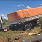 Acidente na BR-452 envolvendo três carretas deixa motoristas gravemente feridos
