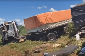 Acidente na BR-452 envolvendo três carretas deixa motoristas gravemente feridos