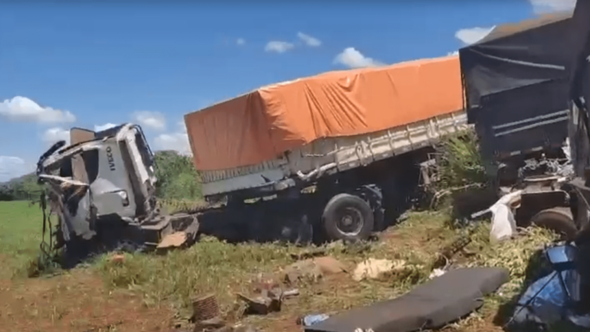 Acidente na BR-452 envolvendo três carretas deixa motoristas gravemente feridos