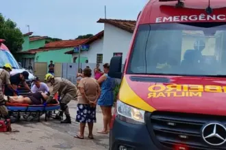 Colisão entre carro e moto no Bairro Nova Aurora deixa duas pessoas feridas