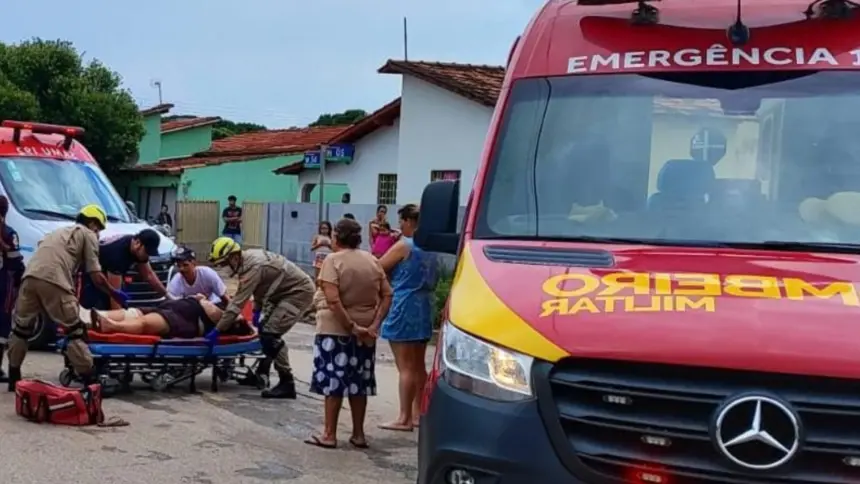 Colisão entre carro e moto no Bairro Nova Aurora deixa duas pessoas feridas