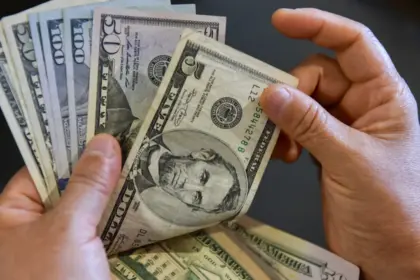 Dólar cai pela 9ª vez seguida, cotado a R$ 5,85