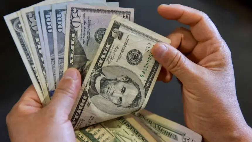 Dólar fecha em queda, cotado a R$ 5,64, no menor patamar em cinco meses Dólar fecha em queda, cotado a R$ 5,64, no menor patamar em cinco meses