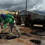 Durante a pausa da chuva, prefeitura intensifica operação de tapa-buracos em Goianésia Durante a pausa da chuva, prefeitura intensifica operação de tapa-buracos em Goianésia
