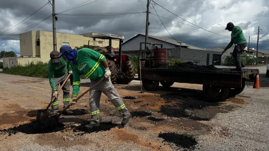 Durante a pausa da chuva, prefeitura intensifica operação de tapa-buracos em Goianésia Durante a pausa da chuva, prefeitura intensifica operação de tapa-buracos em Goianésia