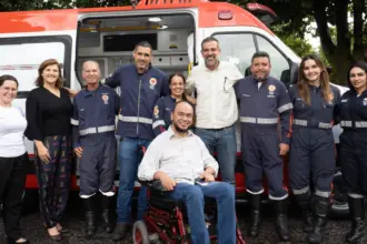 Em apenas 16 dias de gestão, Renato de Castro entrega ambulância nova para atender a saúde de Goianésia