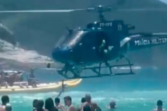 Policial deixa o fuzil cair no mar em Cabo Frio e banhista devolve