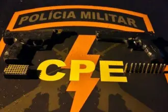 Homem que vendia arma de fogo de uso restrito é preso pela CPE Homem que vendia arma de fogo de uso restrito é preso pela CPE