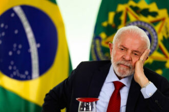 Comandante da Marinha se reúne com Lula para prestar esclarecimento após vídeo satírico Comandante da Marinha se reúne com Lula para prestar esclarecimento após vídeo satírico