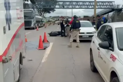 Motociclista morre após ser atropelado por dois veículos na BR-153