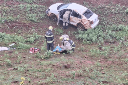 Mulher perde o controle de veículo na GO-080 e quebra os dois braços durante capotamento