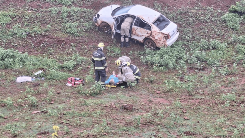 Mulher perde o controle de veículo na GO-080 e quebra os dois braços durante capotamento
