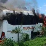 Ônibus pega fogo em frente a Barreira da Polícia Rodoviária e PMs resgatam 25 passageiros Ônibus pega fogo em frente a Barreira da Polícia Rodoviária e PMs resgatam 25 passageiros