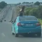 Passageira é flagrada no teto solar de carro, na BR-153 Passageira é flagrada no teto solar de carro, na BR-153