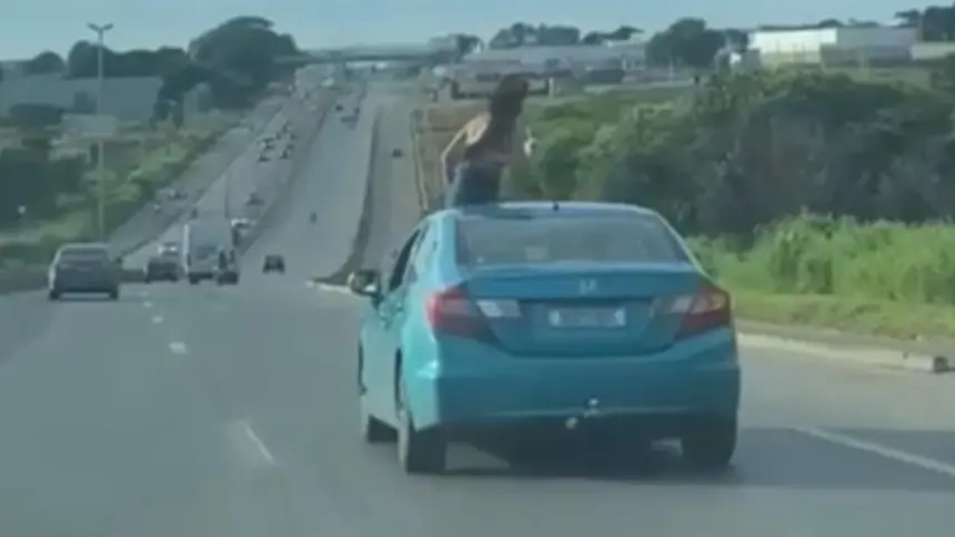 Passageira é flagrada no teto solar de carro, na BR-153 Passageira é flagrada no teto solar de carro, na BR-153