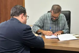 Renato de Castro assina projeto para desbloquear contas e parcelar em 24 vezes sem juros em multas Renato de Castro assina projeto para desbloquear contas e parcelar em 24 vezes sem juros em multas