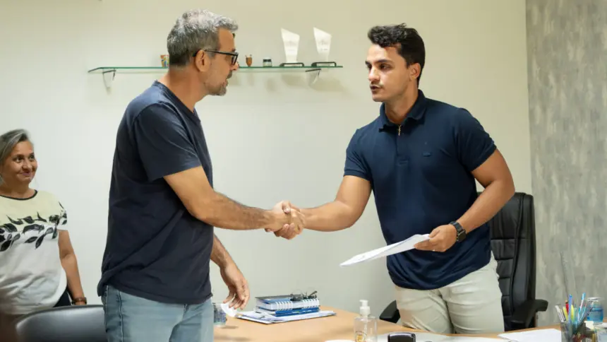 Renato de Castro entrega à Câmara PL que dará início ao Programa “Goianésia 1.000 casas”