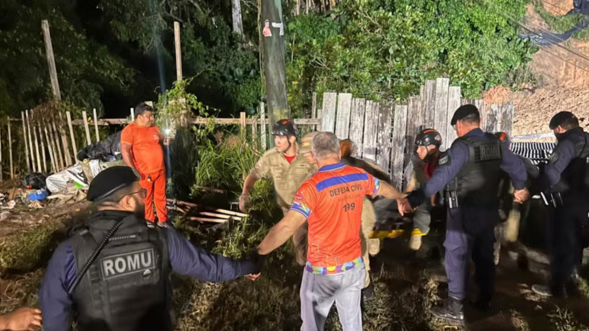 Pai e filha são encontrados mortos após deslizamento em Manaus Pai e filha são encontrados mortos após deslizamento em Manaus