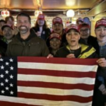 Filho de Trump na Groenlândia: Foto com Moradores de Rua Gera Controvérsia Global Filho de Trump na Groenlândia: Foto com Moradores de Rua Gera Controvérsia Global