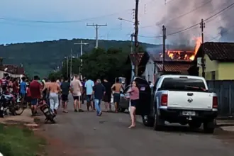 Urgente: Incêndio de grande proporção atinge residência em Juscelândia
