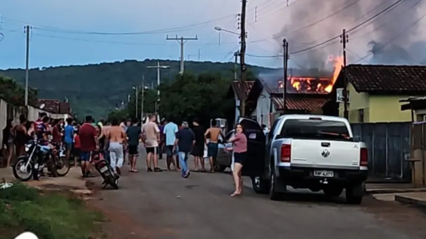 Urgente: Incêndio de grande proporção atinge residência em Juscelândia Urgente: Incêndio de grande proporção atinge residência em Juscelândia