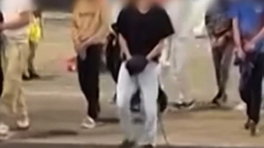 Deportados dos EUA: vídeo mostra brasileiros algemados em voo de repatriação