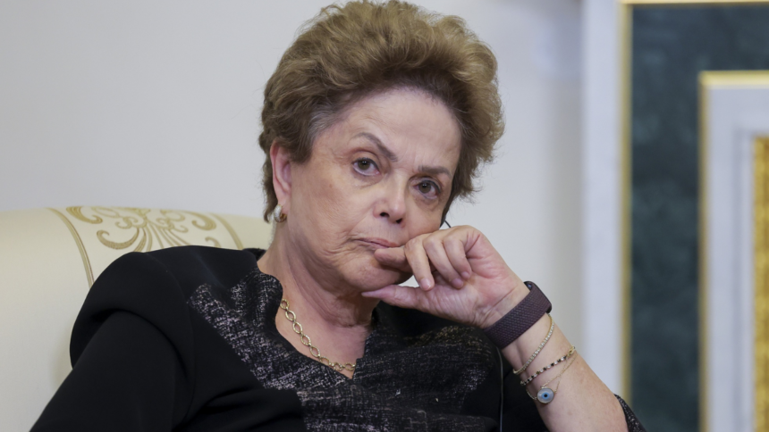 Dilma Rousseff enfrenta inflamação no nervo do equilíbrio e se recupera na China Dilma Rousseff enfrenta inflamação no nervo do equilíbrio e se recupera na China