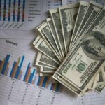 Dólar fecha última sessão em queda, apesar de tarifas de Trump