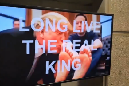 É Fake! Vídeo de Trump Beijando os Pés de Elon Musk Viraliza, Mas é Falso