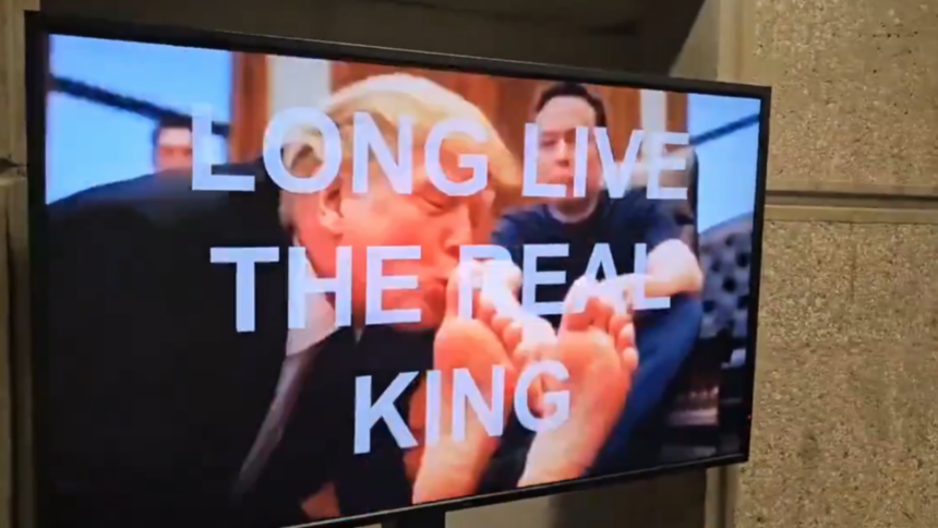 É Fake! Vídeo de Trump Beijando os Pés de Elon Musk Viraliza, Mas é Falso É Fake! Vídeo de Trump Beijando os Pés de Elon Musk Viraliza, Mas é Falso