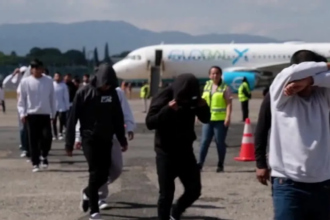 Guatemala Aumenta Voos com Deportados dos EUA: Impactos e Consequências
