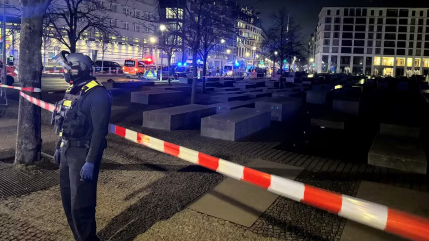 Homem é esfaqueado no Memorial do Holocausto: caso levanta alerta sobre segurança Homem é esfaqueado no Memorial do Holocausto: caso levanta alerta sobre segurança