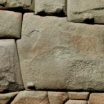 Pedra de 12 Ângulos: A Joia da Arquitetura Inca Irreparavelmente Vandalizada