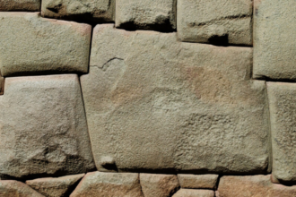 Pedra de 12 Ângulos: A Joia da Arquitetura Inca Irreparavelmente Vandalizada