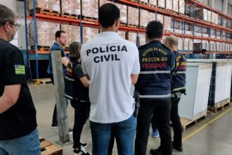 Mais de 5 mil placas solares com registro suspenso são apreendidas em Aparecida Mais de 5 mil placas solares com registro suspenso são apreendidas em Aparecida