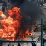 Protestos na Grécia: Manifestantes Atiram Explosivos Contra a Polícia em Frente ao Parlamento